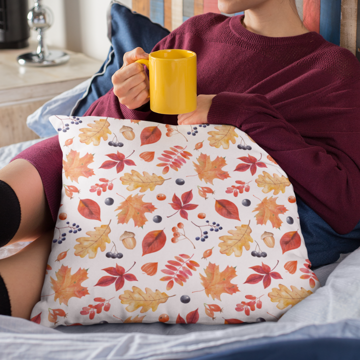 Herbst Hygge Kissen „Autumn Harmony“ – Zierkissen mit buntem Blättermuster