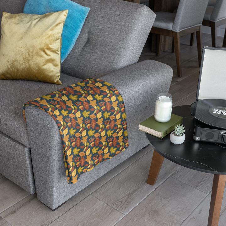 Herbst Hygge Kuscheldecke „Golden Leaves“ – Decke mit goldenem Blättermuster