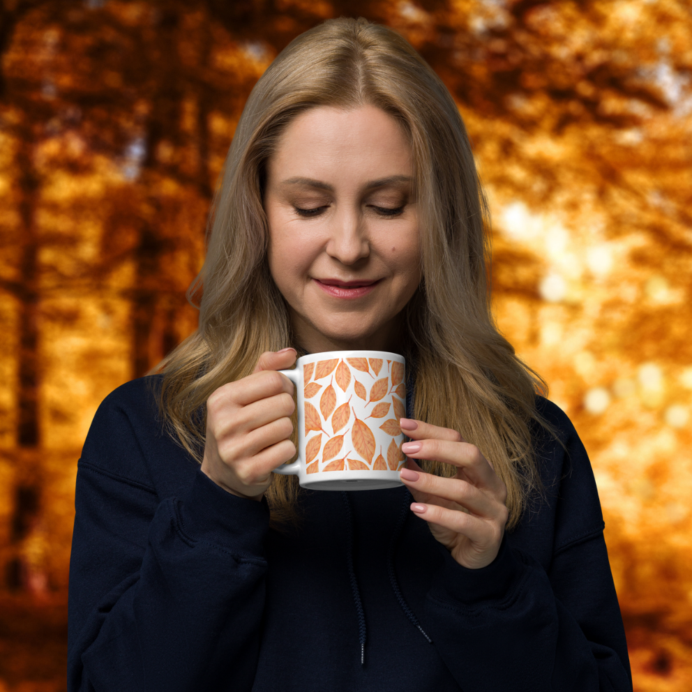 Herbst Tasse „Blättertraum“ – Keramikbecher mit dezentem Laubmuster