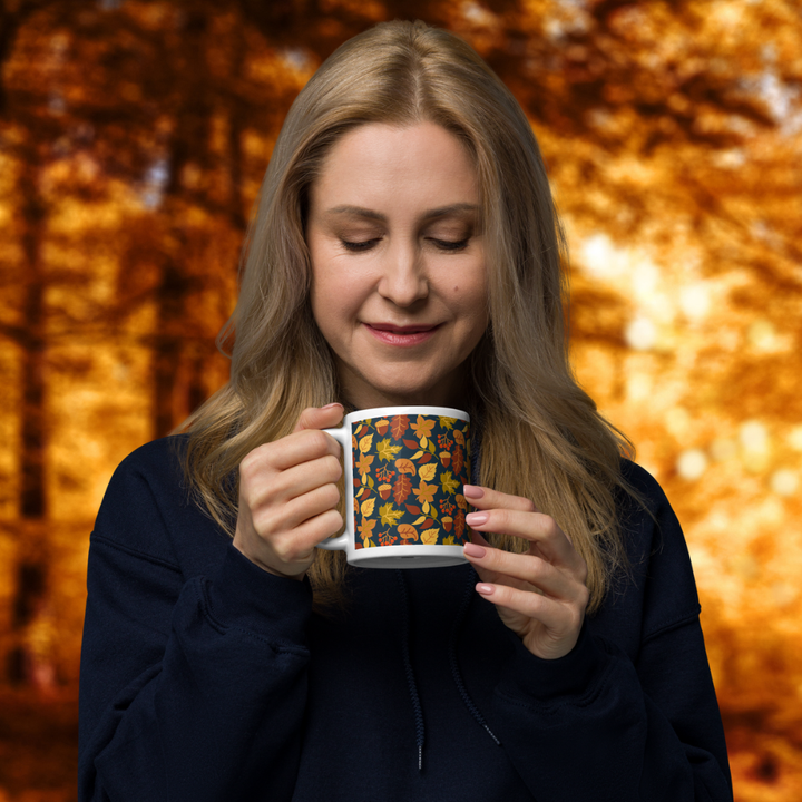 Herbst Tasse „Golden Leaves“ – Keramikbecher mit Blätter-, Nuss- & Beeren-Muster