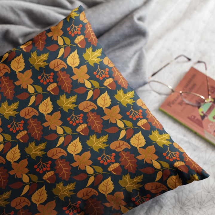 Herbst Hygge Kissen „Golden Leaves“ – Zierkissen mit goldenem Blättermuster